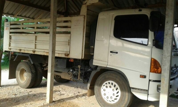 รถฮีโน่ 6 ล้อดั้ม 220 แรงม้า. ปี 54  ( รถวิ่ง  11x,xxx กม. / ใช้งานน้อย. )  สนใจติดต่อ 081 - 6079515