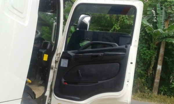 รถฮีโน่ 6 ล้อดั้ม 220 แรงม้า. ปี 54  ( รถวิ่ง  11x,xxx กม. / ใช้งานน้อย. )  สนใจติดต่อ 081 - 6079515