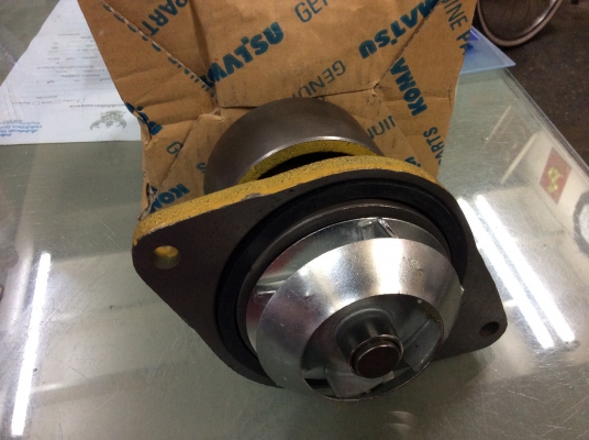 ปั้มน้ำKOMATSU PC200-6/7/8,6D102