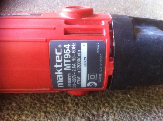 เครื่องเจียรไฟฟ้า 4 นิ้ว 570 วัตต์ Maktec รุ่น MT954 เครื่องเจียรไฟฟ้า 4 นิ้ว 570 วัตต์ Maktec รุ่น MT954