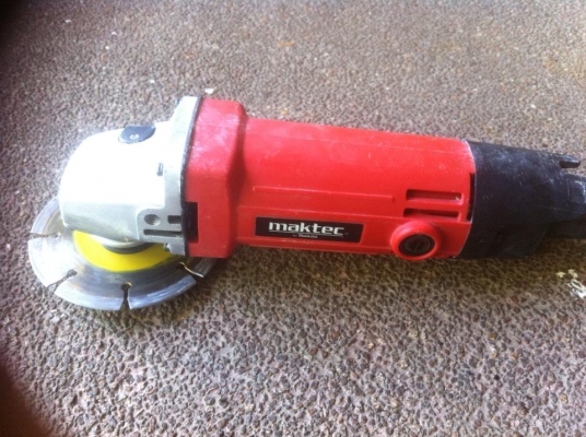 เครื่องเจียรไฟฟ้า 4 นิ้ว 570 วัตต์ Maktec รุ่น MT954