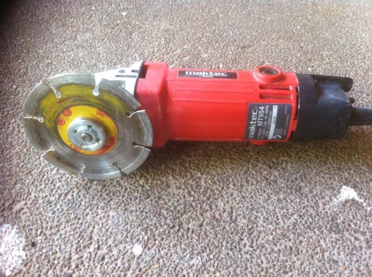 เครื่องเจียรไฟฟ้า 4 นิ้ว 570 วัตต์ Maktec รุ่น MT954 เครื่องเจียรไฟฟ้า 4 นิ้ว 570 วัตต์ Maktec รุ่น MT954