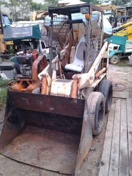 รถตักล้อยาง BOBCAT  เครื่องดีเซล 2 สูบ KUBOTA  = ราคา 88,000 บาท