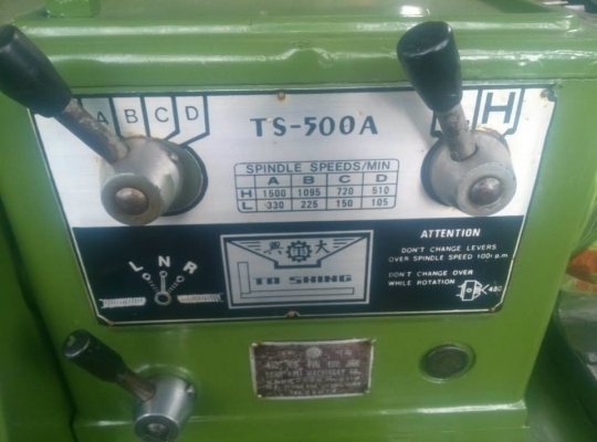 ขายครับขายเครื่องกลึงขนาด 4 ฟุต เบา 3 พลา มีเบรค ญี่ห้อ tashing 500 A สภาพบิ้วใหม่ พร้อมใช้ 0814583376 ช่างเอก
