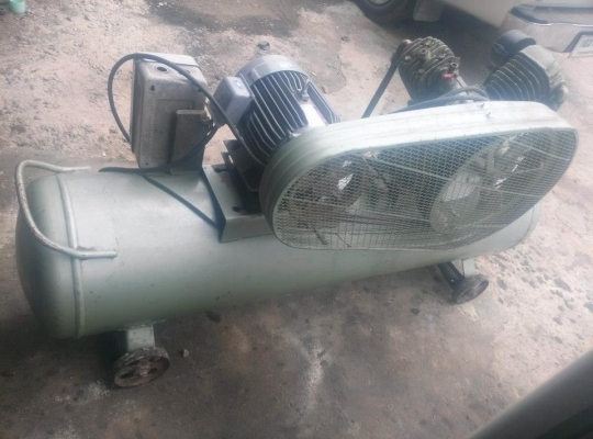 ายครับขายเครื่องอัดลมแบบลูกสูบ ไต้หวัน ญี่ห้อ swan ตัวนอก ถังยาว ใหญ่ พร้อมใช้ 28000 บาท 0814583376 ช่างเอก มีบริการจัดส่งทั่วประเทศ