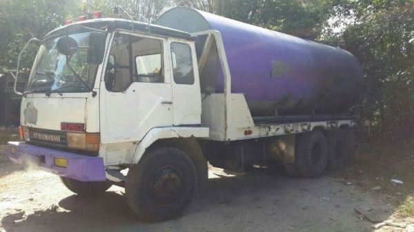 รถมิตซู 10 ล้อ ท้ายลาด FN527M - A  / 190 แรงม้า  ( บรรทุกแท่งน้ำ )  สนใจติดต่อ  081 - 6079515