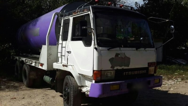 รถมิตซู 10 ล้อ ท้ายลาด FN527M - A  / 190 แรงม้า  ( บรรทุกแท่งน้ำ )  สนใจติดต่อ  081 - 6079515