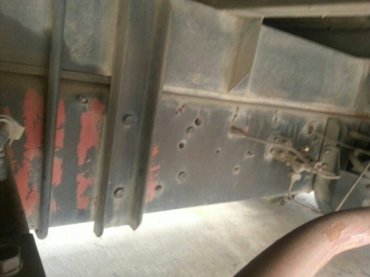 รถอีซูซุ 6 ล้อ ตู้แห้ง  FTR32 / 195 แรงม้า. ปี 39  สนใจติดต่อ 081 - 6079515