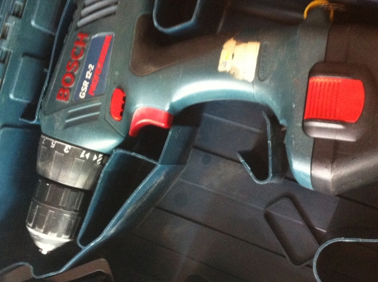 สว่านและไขควงไร้สาน  BOSCH ค่อนข่างใหม่ใช้มาน้อย แบตขนาด 12 V. มีให้สองก้อน