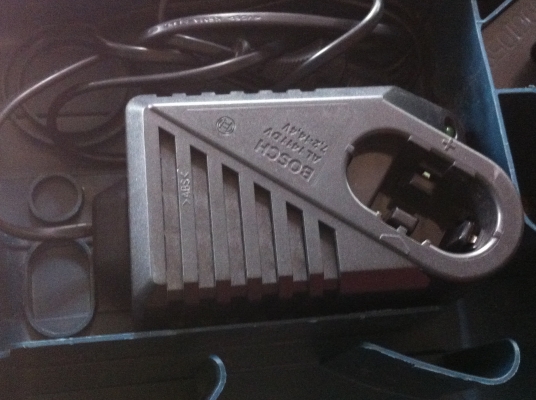 สว่านและไขควงไร้สาน  BOSCH ค่อนข่างใหม่ใช้มาน้อย แบตขนาด 12 V. มีให้สองก้อน