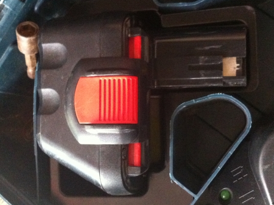 สว่านและไขควงไร้สาน  BOSCH ค่อนข่างใหม่ใช้มาน้อย แบตขนาด 12 V. มีให้สองก้อน