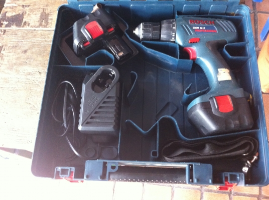สว่านและไขควงไร้สาน  BOSCH ค่อนข่างใหม่ใช้มาน้อย แบตขนาด 12 V. มีให้สองก้อน