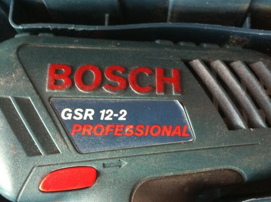 สว่านและไขควงไร้สาน  BOSCH ค่อนข่างใหม่ใช้มาน้อย แบตขนาด 12 V. มีให้สองก้อน