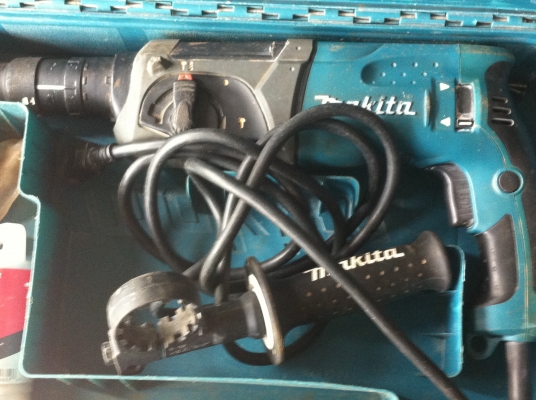 ส่วานไฟฟ้า 3 ระบบ MAKITA รุ่น HR 2470 FT ขนาด 780 W.  มีหัวจับดอกส่วานโรตารี