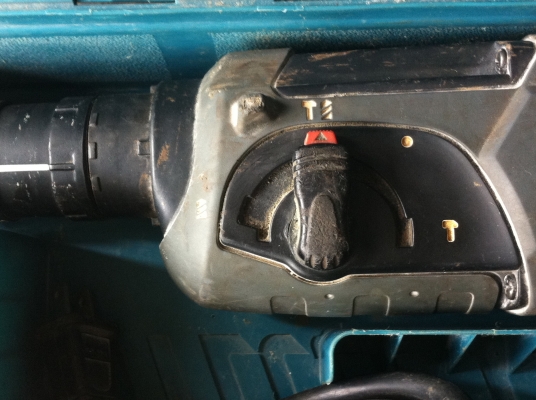 ส่วานไฟฟ้า 3 ระบบ MAKITA รุ่น HR 2470 FT ขนาด 780 W.  มีหัวจับดอกส่วานโรตารี