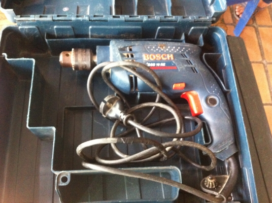 สว่านไฟฟ้า BOSCH ขนาด 500 W. ปรับหมุน ซ้าย-ขวาได้ รอบ 0-2600 รอบต่อนาที