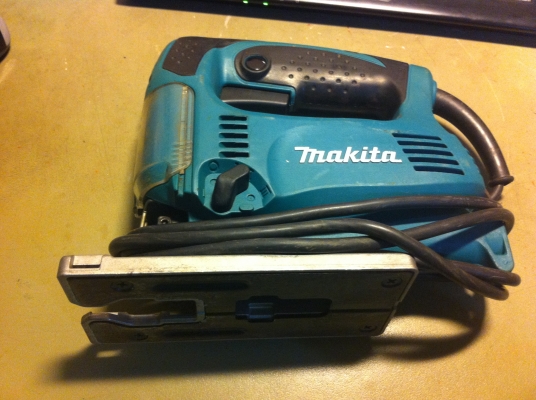 เลื่อยไฟฟ้าจิ๊กซอ MAKITA รุ่น 4329 ขนาด 450 W. ความเร็วที่ 500-3100 รอบ ปรับความเอียงได้หลายระดับ ปรับสปีดช้าเร็วได้ ใช้งานมาน้อย