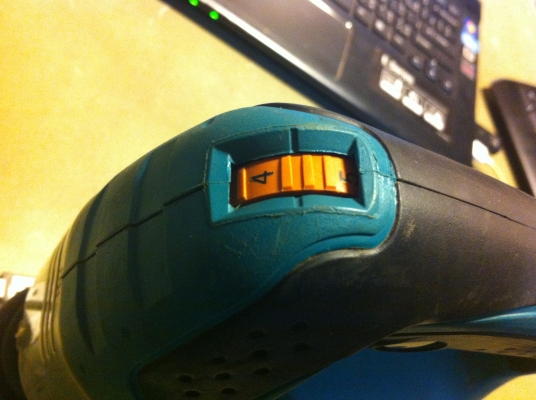 เลื่อยไฟฟ้าจิ๊กซอ MAKITA รุ่น 4329 ขนาด 450 W. ความเร็วที่ 500-3100 รอบ ปรับความเอียงได้หลายระดับ ปรับสปีดช้าเร็วได้ ใช้งานมาน้อย