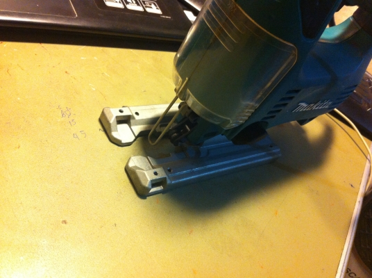 เลื่อยไฟฟ้าจิ๊กซอ MAKITA รุ่น 4329 ขนาด 450 W. ความเร็วที่ 500-3100 รอบ ปรับความเอียงได้หลายระดับ ปรับสปีดช้าเร็วได้ ใช้งานมาน้อย