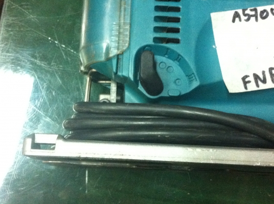 เลื่อยไฟฟ้าจิ๊กซอ MAKITA รุ่น 4329 ขนาด 450 W. ความเร็วที่ 500-3100 รอบ ปรับความเอียงได้หลายระดับ ปรับสปีดช้าเร็วได้ ใช้งานมาน้อย