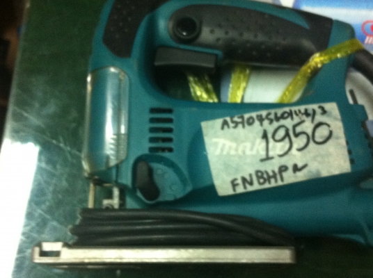เลื่อยไฟฟ้าจิ๊กซอ MAKITA รุ่น 4329 ขนาด 450 W. ความเร็วที่ 500-3100 รอบ ปรับความเอียงได้หลายระดับ ปรับสปีดช้าเร็วได้ ใช้งานมาน้อย