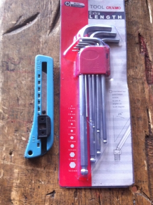 ชุดประแจหกเหลี่ยมและประแจดาวอย่างละชุด ยี่ห้อ Moller  แบบก้านยาว มีความแข็ง (ได้สองอัน)