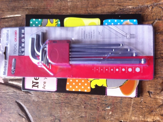 ชุดประแจหกเหลี่ยมและประแจดาวอย่างละชุด ยี่ห้อ Moller  แบบก้านยาว มีความแข็ง (ได้สองอัน)