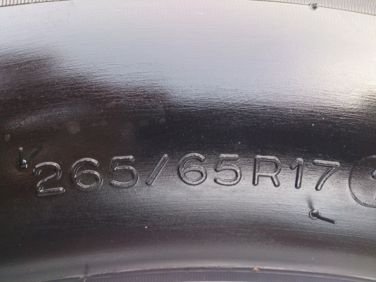 ขายแม็กTOYOTA VIGOพร้อมยางมิชลิน 265/65R17 ยางสัปดาห์ที่31 ปี11 ดอกยางเท่ากัน จำนวน 1 ชุด  พร้อมน๊อตแท้ 24 ตัว