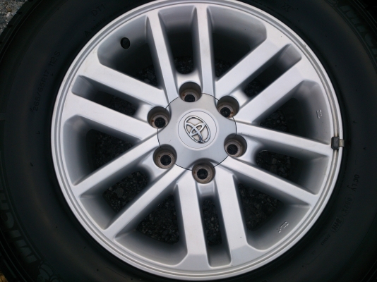 ขายแม็กTOYOTA VIGOพร้อมยางมิชลิน 265/65R17 ยางสัปดาห์ที่31 ปี11 ดอกยางเท่ากัน จำนวน 1 ชุด  พร้อมน๊อตแท้ 24 ตัว