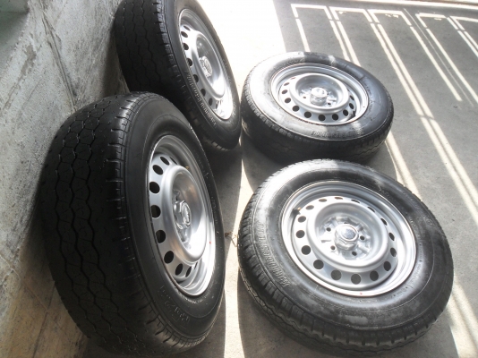 ล้อกะทะ 15นิ้ว5รู114 พร้อมยาง205/70R15 ปี09 สวยๆ 4 ล้อ ราคา 4500 บาท