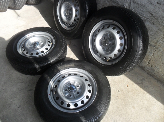 ล้อกะทะ 15นิ้ว5รู114 พร้อมยาง205/70R15 ปี09 สวยๆ 4 ล้อ ราคา 4500 บาท