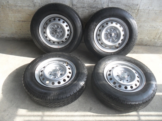 ล้อกะทะ 15นิ้ว5รู114 พร้อมยาง205/70R15 ปี09 สวยๆ 4 ล้อ ราคา 4500 บาท