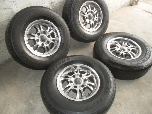 ล้อแม็ก 15นิ้ว 6รู พร้อมยาง 255/70R15 สวยๆ 4 ล้อ ราคา 3900 บาท