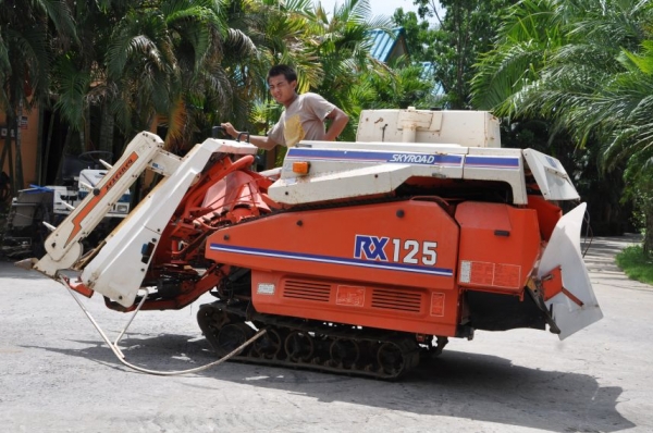 ขายรถเกี่ยว นวดข้าว kubota ดีเซล3สูบ สวยเดิมจากญี่ปุ่น 65,000เท่านั้น