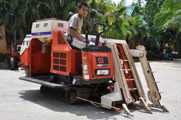 ขายรถเกี่ยว นวดข้าว kubota ดีเซล3สูบ สวยเดิมจากญี่ปุ่น 65,000เท่านั้น