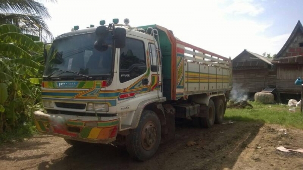 รถอีซูซุ 10 ล้อดั้ม 200 แรงม้า. ปี 48.  สนใจติดต่อ 081 - 6079515