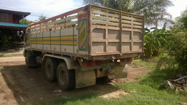 รถอีซูซุ 10 ล้อดั้ม 200 แรงม้า. ปี 48.  สนใจติดต่อ 081 - 6079515