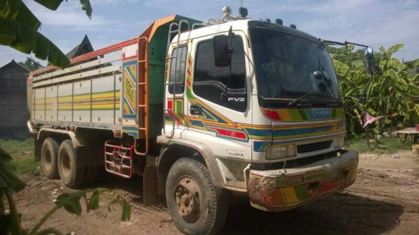 รถอีซูซุ 10 ล้อดั้ม 200 แรงม้า. ปี 48.  สนใจติดต่อ 081 - 6079515