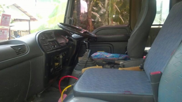 รถอีซูซุ 10 ล้อดั้ม 200 แรงม้า. ปี 48.  สนใจติดต่อ 081 - 6079515