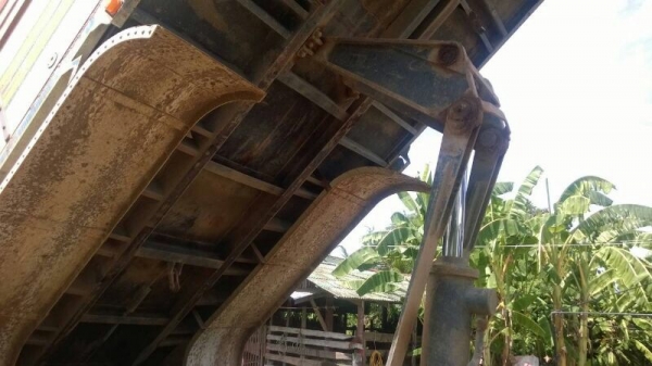 รถอีซูซุ 10 ล้อดั้ม 200 แรงม้า. ปี 48.  สนใจติดต่อ 081 - 6079515