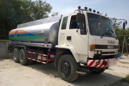 รถอีซูซุ 10 ล้อ ( บรรทุกกากน้ำตาล )  เปลี่ยนเครื่อง 195 แรงม้า.  สนใจติดต่อ  081 - 6079515