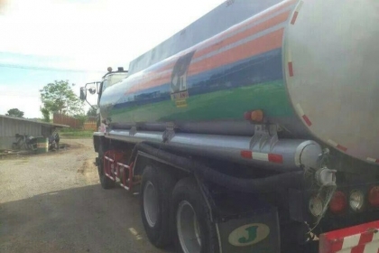 รถอีซูซุ 10 ล้อ ( บรรทุกกากน้ำตาล )  เปลี่ยนเครื่อง 195 แรงม้า.  สนใจติดต่อ  081 - 6079515