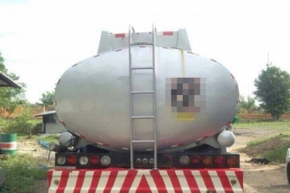 รถอีซูซุ 10 ล้อ ( บรรทุกกากน้ำตาล )  เปลี่ยนเครื่อง 195 แรงม้า.  สนใจติดต่อ  081 - 6079515