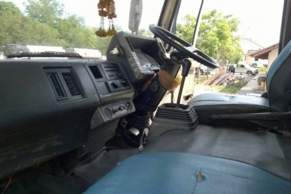 รถอีซูซุ 10 ล้อ ( บรรทุกกากน้ำตาล )  เปลี่ยนเครื่อง 195 แรงม้า.  สนใจติดต่อ  081 - 6079515