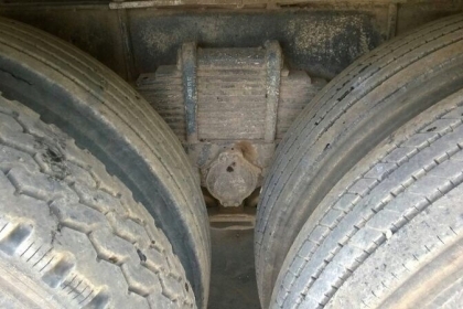 รถอีซูซุ 10 ล้อ ( บรรทุกกากน้ำตาล )  เปลี่ยนเครื่อง 195 แรงม้า.  สนใจติดต่อ  081 - 6079515