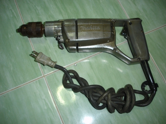 ขายสว่านไฟฟ้าแบบกระแทก ยี่ห้อ makita รุ่น 8416 ขนาด 5/8" 570 วัตต์