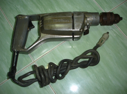 ขายสว่านไฟฟ้าแบบกระแทก ยี่ห้อ makita รุ่น 8416 ขนาด 5/8" 570 วัตต์