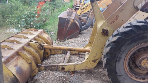 รถตัก KOMATSU JH63 เอวอ่อน แขนยาวพิเศษ ตักใส่ห่างพ่วงคอกสูง ๆ ได้อย่างสบาย ใช้งานดี ลดราคาพิเศษเหลือ 360,000 บาท.