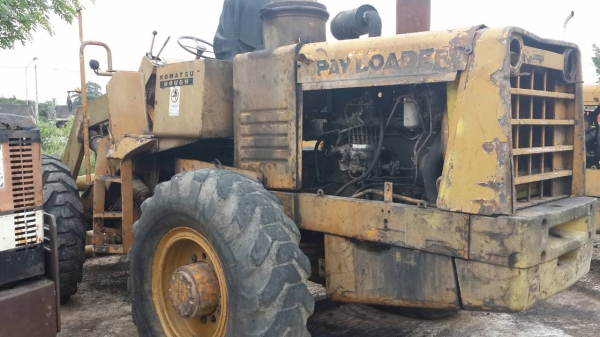 รถตัก KOMATSU JH63 เอวอ่อน แขนยาวพิเศษ ตักใส่ห่างพ่วงคอกสูง ๆ ได้อย่างสบาย ใช้งานดี ลดราคาพิเศษเหลือ 360,000 บาท.