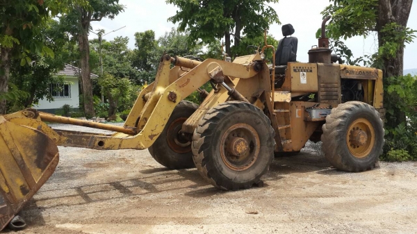 รถตัก KOMATSU JH63 เอวอ่อน แขนยาวพิเศษ ตักใส่ห่างพ่วงคอกสูง ๆ ได้อย่างสบาย ใช้งานดี ลดราคาพิเศษเหลือ 360,000 บาท.